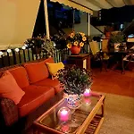 Cozy Penthouse With Excellent Location Lägenhet *