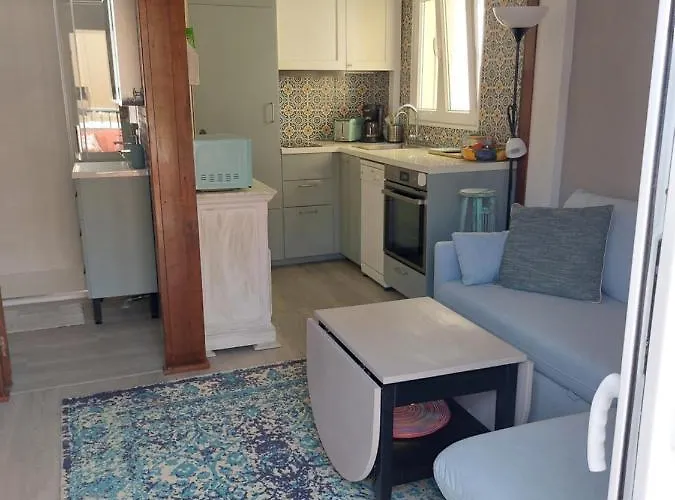 Cozy Penthouse With Excellent Location *